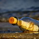 Imagen para el artículo titulado Una niña encuentra en una playa de Hawaii un mensaje en una botella enviado hace 37 años desde Japón